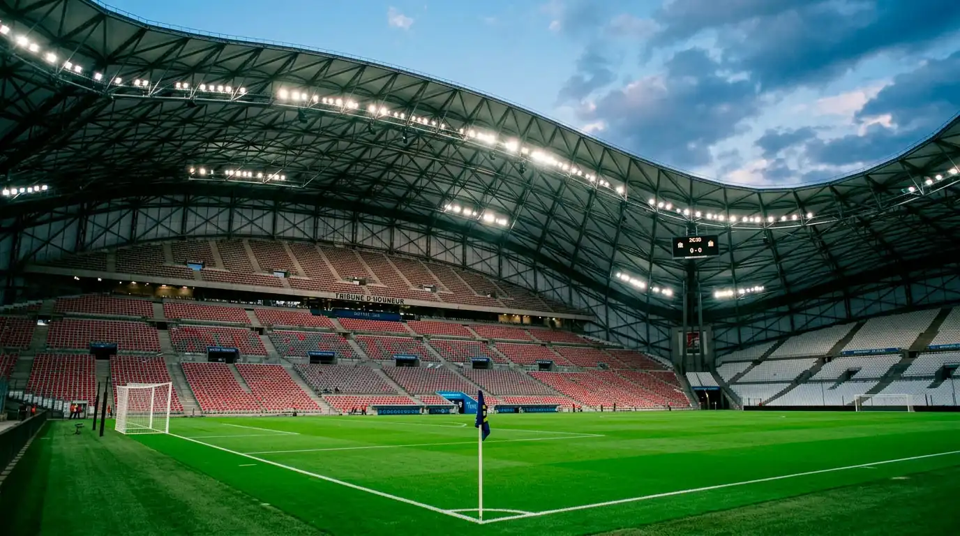 Vue intérieure d'un grand stade de football avec pelouse éclairée et tribunes vides